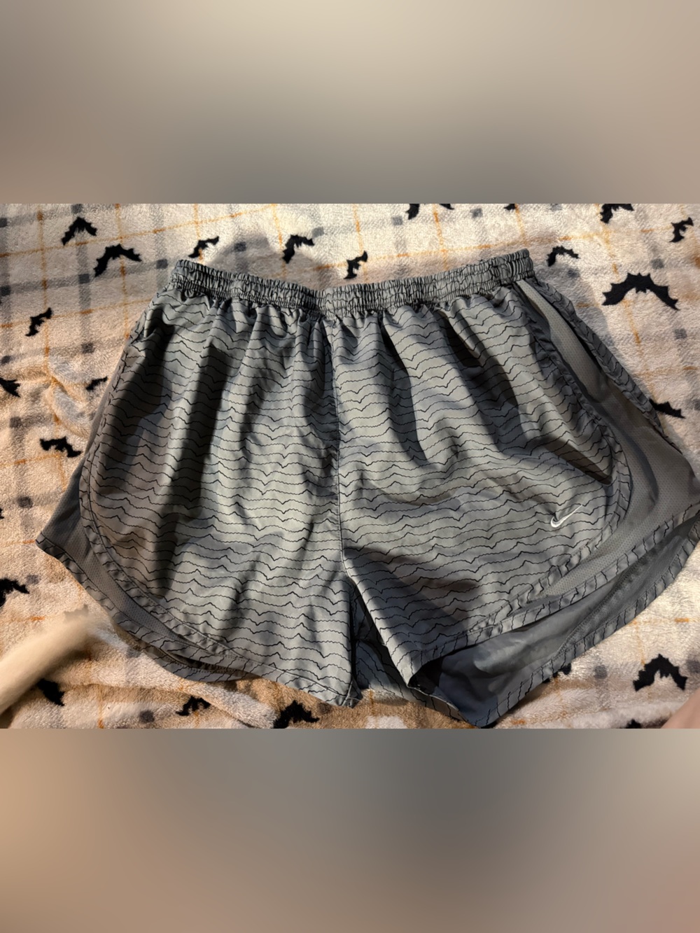 Nike Women's Gray Wave-Print Athletic Shorts
